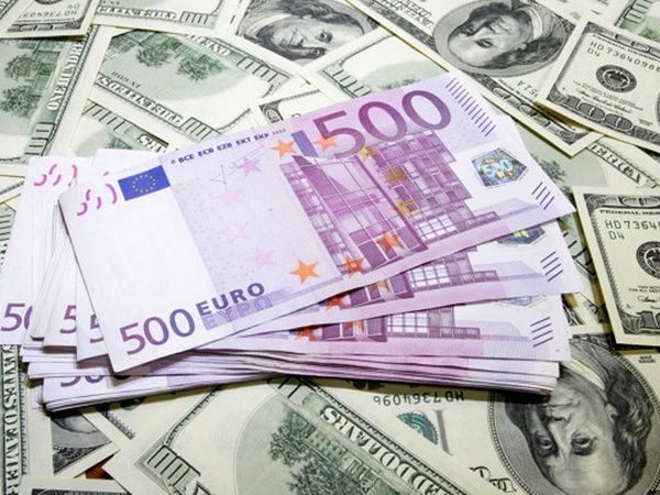 Євро та долар в столичних обмінниках стрімко падають в ціні