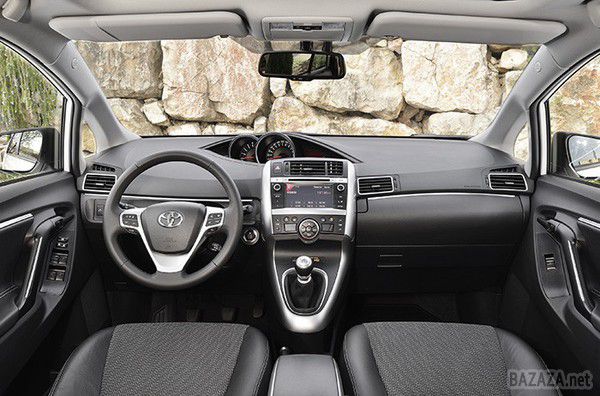 Toyota Verso. Toyota Verso - це універсальний автомобіль для всієї родини, який буде представлений в Україні в трьох варіантах...