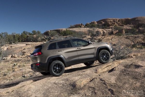 Спортивна версія Jeep Cherokee SRT. Jeep розширить лінійку Cherokee спортивною версією SRT (Street and Racing Technology), яка отримає найпотужніший двигун і забере топову позицію в своєму сімействі.

