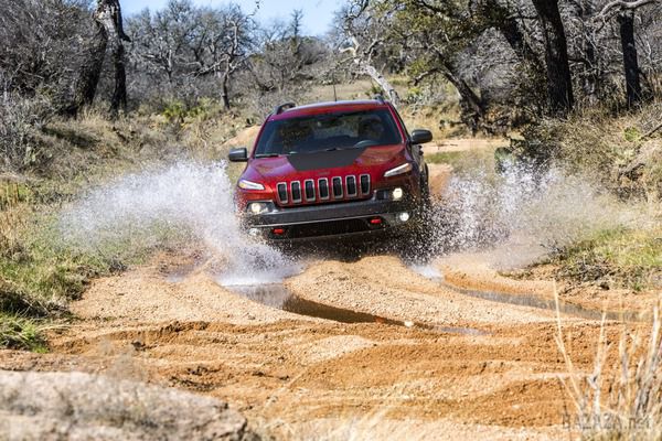 Спортивна версія Jeep Cherokee SRT. Jeep розширить лінійку Cherokee спортивною версією SRT (Street and Racing Technology), яка отримає найпотужніший двигун і забере топову позицію в своєму сімействі.
