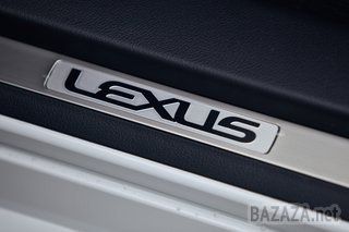 Lexus CT200h проти Lexus CT200h Sport.. У прес-парку мене відразу попереджають, що моя любов до спорткарів має бути переглянута ще ДО того, як я сяду за кермо цього Lexus, тому що гібридний автомобіль цивільного призначення далекий за своїми характеристиками від потужних суперкарів. 