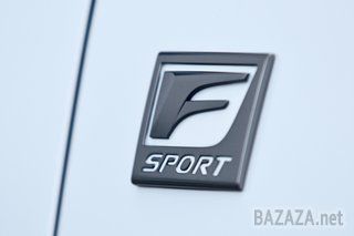 Lexus CT200h проти Lexus CT200h Sport.. У прес-парку мене відразу попереджають, що моя любов до спорткарів має бути переглянута ще ДО того, як я сяду за кермо цього Lexus, тому що гібридний автомобіль цивільного призначення далекий за своїми характеристиками від потужних суперкарів. 
