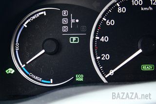 Lexus CT200h проти Lexus CT200h Sport.. У прес-парку мене відразу попереджають, що моя любов до спорткарів має бути переглянута ще ДО того, як я сяду за кермо цього Lexus, тому що гібридний автомобіль цивільного призначення далекий за своїми характеристиками від потужних суперкарів. 