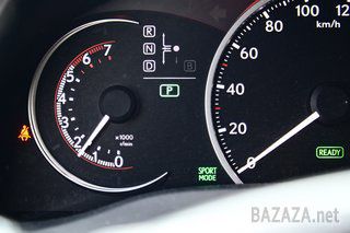 Lexus CT200h проти Lexus CT200h Sport.. У прес-парку мене відразу попереджають, що моя любов до спорткарів має бути переглянута ще ДО того, як я сяду за кермо цього Lexus, тому що гібридний автомобіль цивільного призначення далекий за своїми характеристиками від потужних суперкарів. 
