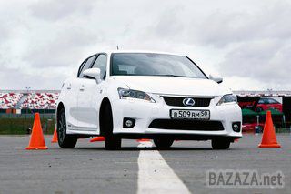 Lexus CT200h проти Lexus CT200h Sport.. У прес-парку мене відразу попереджають, що моя любов до спорткарів має бути переглянута ще ДО того, як я сяду за кермо цього Lexus, тому що гібридний автомобіль цивільного призначення далекий за своїми характеристиками від потужних суперкарів. 