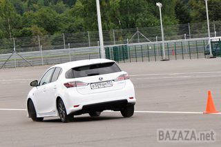 Lexus CT200h проти Lexus CT200h Sport.. У прес-парку мене відразу попереджають, що моя любов до спорткарів має бути переглянута ще ДО того, як я сяду за кермо цього Lexus, тому що гібридний автомобіль цивільного призначення далекий за своїми характеристиками від потужних суперкарів. 