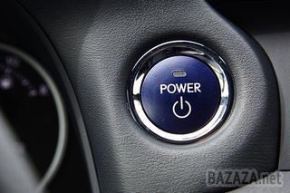 Lexus CT200h проти Lexus CT200h Sport.. У прес-парку мене відразу попереджають, що моя любов до спорткарів має бути переглянута ще ДО того, як я сяду за кермо цього Lexus, тому що гібридний автомобіль цивільного призначення далекий за своїми характеристиками від потужних суперкарів. 
