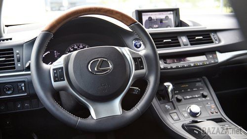Lexus CT200h проти Lexus CT200h Sport.. У прес-парку мене відразу попереджають, що моя любов до спорткарів має бути переглянута ще ДО того, як я сяду за кермо цього Lexus, тому що гібридний автомобіль цивільного призначення далекий за своїми характеристиками від потужних суперкарів. 
