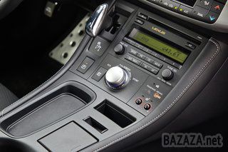 Lexus CT200h проти Lexus CT200h Sport.. У прес-парку мене відразу попереджають, що моя любов до спорткарів має бути переглянута ще ДО того, як я сяду за кермо цього Lexus, тому що гібридний автомобіль цивільного призначення далекий за своїми характеристиками від потужних суперкарів. 