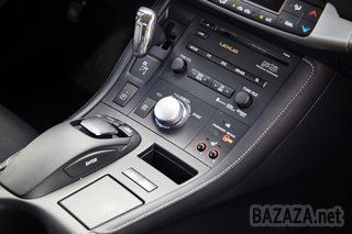 Lexus CT200h проти Lexus CT200h Sport.. У прес-парку мене відразу попереджають, що моя любов до спорткарів має бути переглянута ще ДО того, як я сяду за кермо цього Lexus, тому що гібридний автомобіль цивільного призначення далекий за своїми характеристиками від потужних суперкарів. 