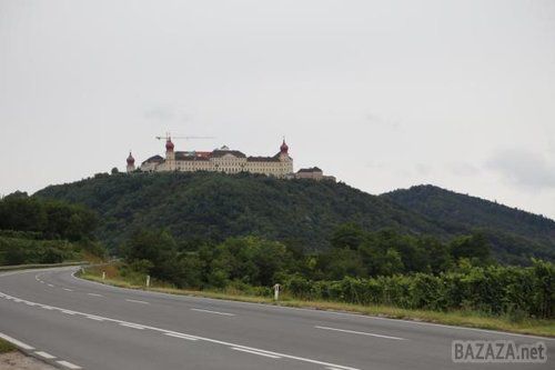 Автоподорож  через міста Австрії та Німеччини.. Сьогодні у нас Німеччина . Перед нею лежить вузький прошарок Австрії . І в цьому місці крім він"єти за дороги австрійці беруть ще і 8,5 е. за тунелі . Радує тільки , що в Австрії бензин дешевше , ніж в Італії майже на 40 центів , і я дотягнув до неї з палаючим вогником на панелі , кричати про те , що бак порожній. Звичайно , тягнув я не навмання , а звірившись з навігатором .


