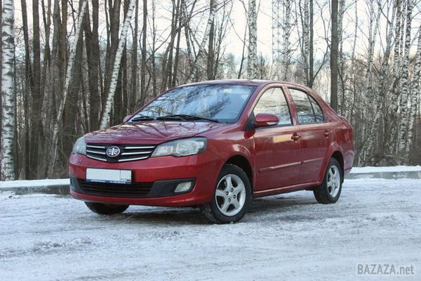 Тест-драйв китайського седана FAW V5.. По нинішніми мірками FAW V5 - седан В-класу, схожий одночасно на Fiat Palio і Volkswagen Polo седан. V5 комплектується тільки одним мотором - 102-сильним шістнадцатіклапанником і п'ятиступінчастою механічною коробкою.