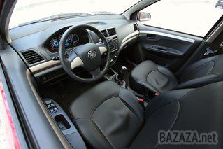 Тест-драйв китайського седана FAW V5.. По нинішніми мірками FAW V5 - седан В-класу, схожий одночасно на Fiat Palio і Volkswagen Polo седан. V5 комплектується тільки одним мотором - 102-сильним шістнадцатіклапанником і п'ятиступінчастою механічною коробкою.
