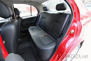 Тест-драйв китайського седана FAW V5.. По нинішніми мірками FAW V5 - седан В-класу, схожий одночасно на Fiat Palio і Volkswagen Polo седан. V5 комплектується тільки одним мотором - 102-сильним шістнадцатіклапанником і п'ятиступінчастою механічною коробкою.