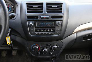 Тест-драйв китайського седана FAW V5.. По нинішніми мірками FAW V5 - седан В-класу, схожий одночасно на Fiat Palio і Volkswagen Polo седан. V5 комплектується тільки одним мотором - 102-сильним шістнадцатіклапанником і п'ятиступінчастою механічною коробкою.