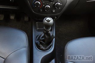 Тест-драйв китайського седана FAW V5.. По нинішніми мірками FAW V5 - седан В-класу, схожий одночасно на Fiat Palio і Volkswagen Polo седан. V5 комплектується тільки одним мотором - 102-сильним шістнадцатіклапанником і п'ятиступінчастою механічною коробкою.