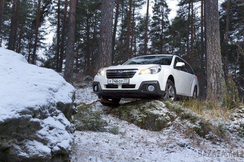 Тест-драйв оновленого Subaru Outback. Знову рестайлінг. Здавалося б, усього лише півтора роки тому японці вже проводили «роботу над помилками» щодо Subaru Outback, і ось знову. Правда, якщо в 2012 році до справи підійшли досить серйозно, грунтовно перенастроївши автомобіль, то зараз - всього лише легкий макіяж.