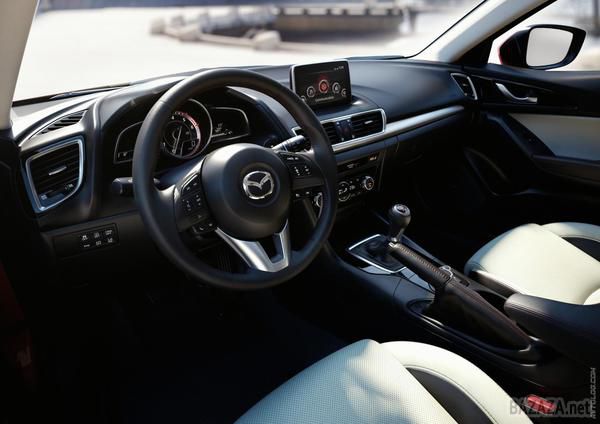 Молодше не будемо або кому сподобається нова Mazda3. І ось третє покоління . Стильна зовнішність , з деяких ракурсів нагадує Alfa Romeo Giulietta . Спортивний , якісний інтер'єр - «Альфі» на заздрість. 