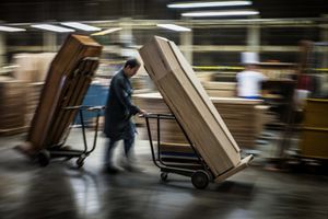 Компанія Фрідмана купить похоронне бюро у Франції