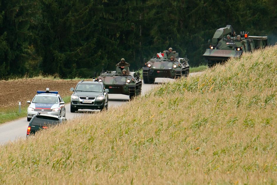 В Австрії влаштували облаву на браконьєра-вбивцю. В Австрії поліція, спецназ і військові були змушені організувати цілу спецоперацію по затриманню браконьєра Алоїза Хубера, запідозреного у незаконному відстрілі оленів.