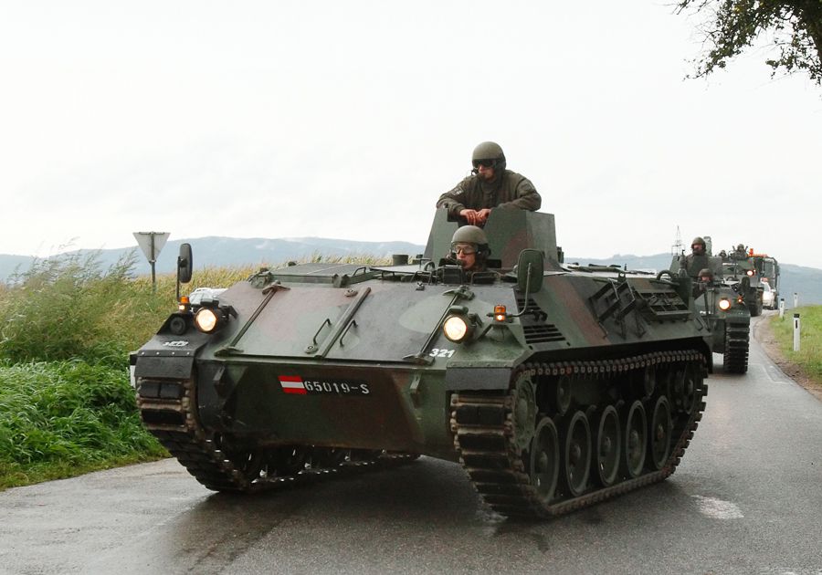 В Австрії влаштували облаву на браконьєра-вбивцю. В Австрії поліція, спецназ і військові були змушені організувати цілу спецоперацію по затриманню браконьєра Алоїза Хубера, запідозреного у незаконному відстрілі оленів.