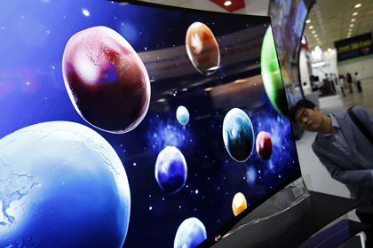 LG випустить гнучкий екран для смартфонів. LG Display, підрозділ компанії LG Electronics, що займається дисплеями, запустило в серійне виробництво гнучкі екрани для смартфонів.