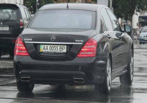 В Україні ввели нові номерні знаки для автомобілів. У грудні 2013 Міністерство юстиції затвердило держстандарт на номерні знаки для легкового транспорту, останні доповнення до ДСТУ 4278:2012 були узгоджені і затверджені буквально пару днів тому.
Київські номерні знаки доповняться буквосполучення КА нарівні з АА, кримські отримають індекс КК.