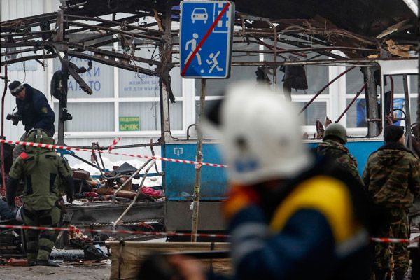 Теракти у Волгограді вишикувалися в серію. Вранці в понеділок, 30 грудня, у Волгограді стався другий теракт за два дні - вибуховий пристрій спрацював в переповненому тролейбусі. Загинули, за різними даними, від 10 до 15 осіб. У Волгоградській області запроваджено «жовтий» рівень терористичної небезпеки, на місце виїхав глава ФСБ Росії Олександр Бортніков. У місті, між тим, напруження досягло межі: люди перестали користуватися громадським транспортом, до правоохоронних органів постійно надходять запитання про можливість нових вибухів.