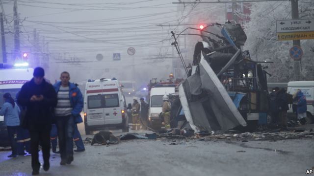 Експерти: теракти в Волгограді матимуть «обмежений ефект». Американські експерти згодні зі своїми колегами з Росії, вважаючи, що за терактами у Волгограді, що забрали життя понад 30 осіб, стоять бойовики, пов'язані з джихадистським підпіллям Північного Кавказу. У США ці теракти пов'язують з Олімпійськими іграми в Сочі, які повинні відкритися через п'ять тижнів.