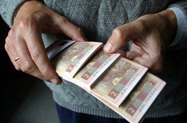 Зарплати по Україні: хто скільки заробляє?. За останніми даними, найвищий рівень зарплат зафіксовано серед льотчиків, а найнижчий - у листонош.