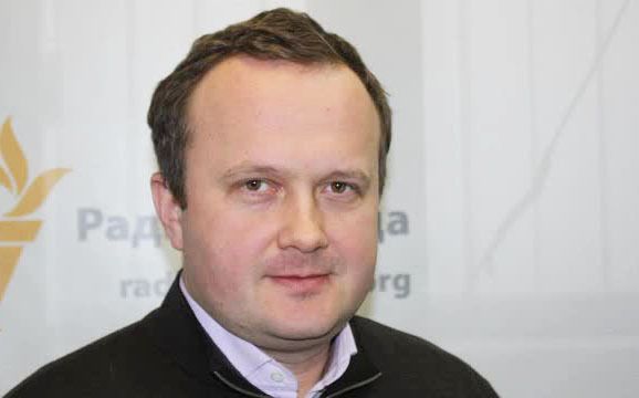 Хто є хто в новому уряді. Якщо учасники протестів хотіли оновлення української влади, то новим складом Кабміну вони повинні залишитися задоволені. 27 лютого парламент рекордними 371 голосами призначив Арсенія Яценюка на пост прем'єр-міністра і 331 голосом затвердив новий склад уряду. Більшість нових міністрів не працювали в держапараті, і навіть у тих галузях, якими будуть керувати.