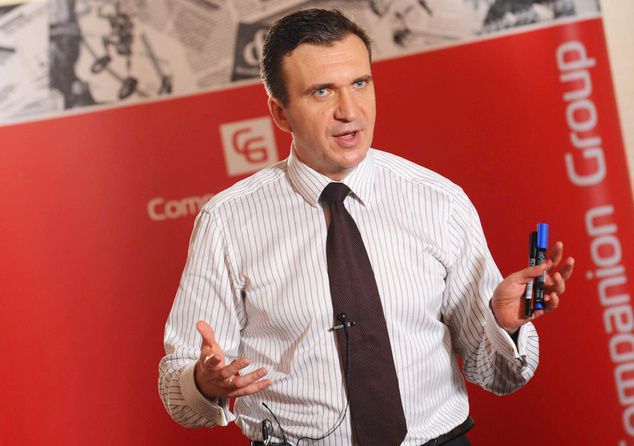 Хто є хто в новому уряді. Якщо учасники протестів хотіли оновлення української влади, то новим складом Кабміну вони повинні залишитися задоволені. 27 лютого парламент рекордними 371 голосами призначив Арсенія Яценюка на пост прем'єр-міністра і 331 голосом затвердив новий склад уряду. Більшість нових міністрів не працювали в держапараті, і навіть у тих галузях, якими будуть керувати.