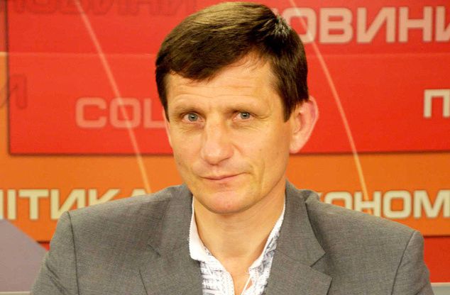 Хто є хто в новому уряді. Якщо учасники протестів хотіли оновлення української влади, то новим складом Кабміну вони повинні залишитися задоволені. 27 лютого парламент рекордними 371 голосами призначив Арсенія Яценюка на пост прем'єр-міністра і 331 голосом затвердив новий склад уряду. Більшість нових міністрів не працювали в держапараті, і навіть у тих галузях, якими будуть керувати.