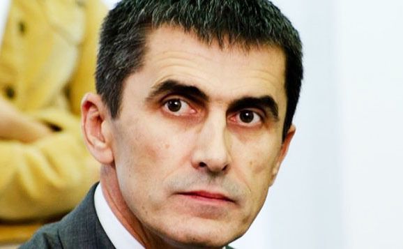 Хто є хто в новому уряді. Якщо учасники протестів хотіли оновлення української влади, то новим складом Кабміну вони повинні залишитися задоволені. 27 лютого парламент рекордними 371 голосами призначив Арсенія Яценюка на пост прем'єр-міністра і 331 голосом затвердив новий склад уряду. Більшість нових міністрів не працювали в держапараті, і навіть у тих галузях, якими будуть керувати.