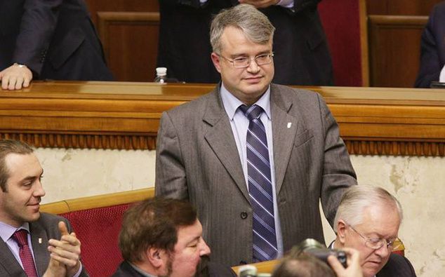 Хто є хто в новому уряді. Якщо учасники протестів хотіли оновлення української влади, то новим складом Кабміну вони повинні залишитися задоволені. 27 лютого парламент рекордними 371 голосами призначив Арсенія Яценюка на пост прем'єр-міністра і 331 голосом затвердив новий склад уряду. Більшість нових міністрів не працювали в держапараті, і навіть у тих галузях, якими будуть керувати.