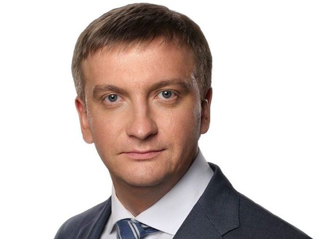 Хто є хто в новому уряді. Якщо учасники протестів хотіли оновлення української влади, то новим складом Кабміну вони повинні залишитися задоволені. 27 лютого парламент рекордними 371 голосами призначив Арсенія Яценюка на пост прем'єр-міністра і 331 голосом затвердив новий склад уряду. Більшість нових міністрів не працювали в держапараті, і навіть у тих галузях, якими будуть керувати.