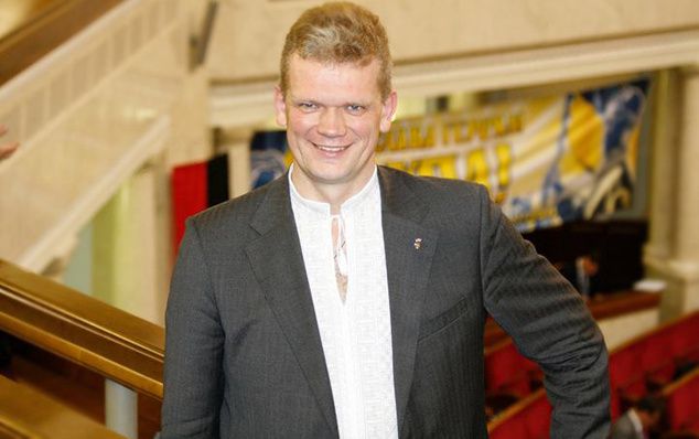 Хто є хто в новому уряді. Якщо учасники протестів хотіли оновлення української влади, то новим складом Кабміну вони повинні залишитися задоволені. 27 лютого парламент рекордними 371 голосами призначив Арсенія Яценюка на пост прем'єр-міністра і 331 голосом затвердив новий склад уряду. Більшість нових міністрів не працювали в держапараті, і навіть у тих галузях, якими будуть керувати.