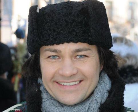 Хто є хто в новому уряді. Якщо учасники протестів хотіли оновлення української влади, то новим складом Кабміну вони повинні залишитися задоволені. 27 лютого парламент рекордними 371 голосами призначив Арсенія Яценюка на пост прем'єр-міністра і 331 голосом затвердив новий склад уряду. Більшість нових міністрів не працювали в держапараті, і навіть у тих галузях, якими будуть керувати.