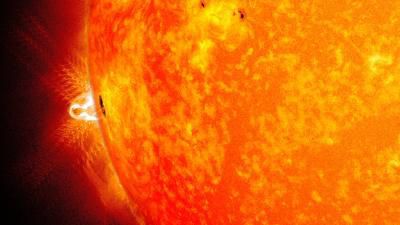Гігантська сонячна пляма робить свою третю кругосвітню подорож. Магнетично сильний і складний регіон на поверхні Сонця щойно з'явився на сонячному горизонті . 