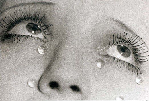 Чому сльозяться очі? . Сучасні офтальмологи (очні лікарі) , виділяють кілька основних причин із - за яких постійно сльозяться очі. 