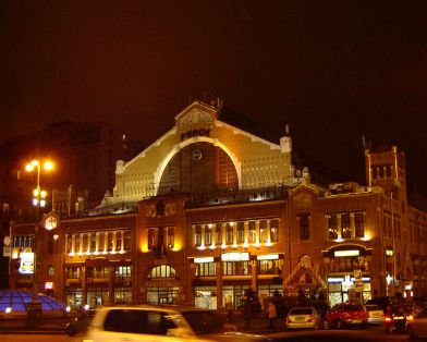 У столиці горів Бессарабський ринок , розглядається версія підпалу . У центрі Києва вночі горіла будівля Бессарабського ринку , 