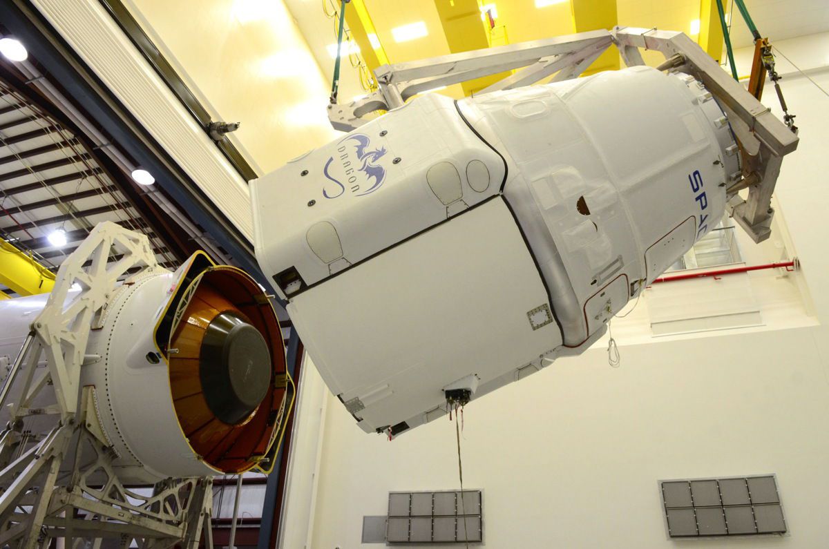 SpaceX переносить дату запуску Dragon до МКС на 30 березня. Запланований на неділю запуск космічного вантажного апарата Dragon ( Дракон ) компанії SpaceX , який повинен доставити їжу та інші припаси на Міжнародну Космічну Станцію , відкладається як мінімум до 30 березня. 
