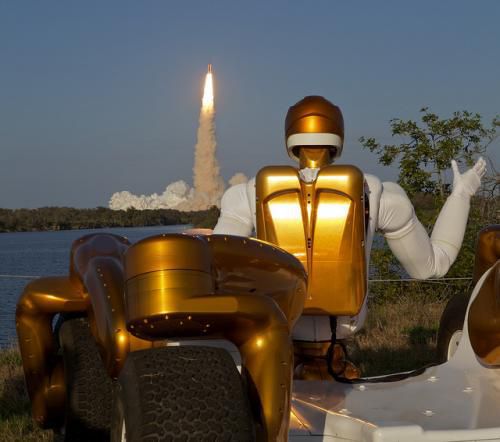 Robonaut 2 скоро буде вільно пересуватися по МКС. Космічна вантажівка Dragon ( Дракон ) , запуск якого перенесли з 16 на 30 березня, доставить на космічну станцію не тільки припаси для членів екіпажу та обладнання для наукових експериментів ,