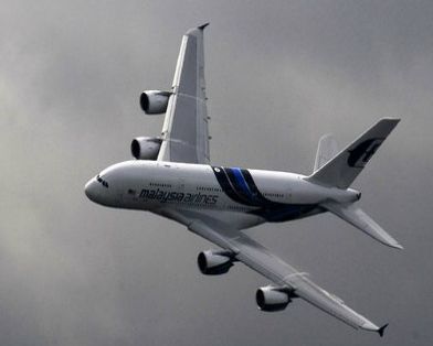 В Індійському океані виявлені об'єкти, які можуть належати зниклому "Боїнгу 777-200".. Австралійська рятувальна служба повідомила, що супутник виявив в Індійському океані об'єкти, які можуть мати відношення до потерпілого крах "Боїнгу 777-200".