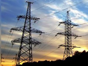 Через аварію на ЛЕП Україна знизила поставки електрики до Криму . «Укренерго» в два рази знизило обсяг поставляється на півострів електроенергії. 
