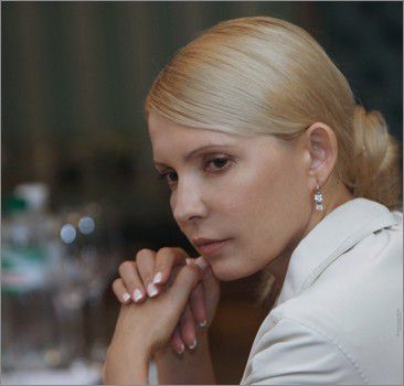 Декларація Тимошенко : 180 тисяч гривень доходу і одна квартира у власності. Як зазначено в декларації , 180 тисяч гривень екс- прем'єр отримала в 2013 році як заробітну плату , винагороду або інші виплати.