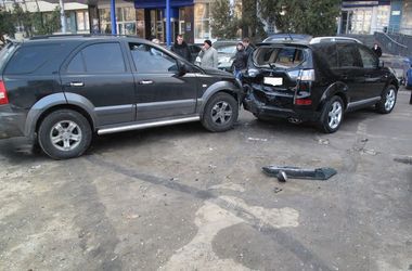 Як відшкодувати збитки завдані автомобілю поганими дорогами