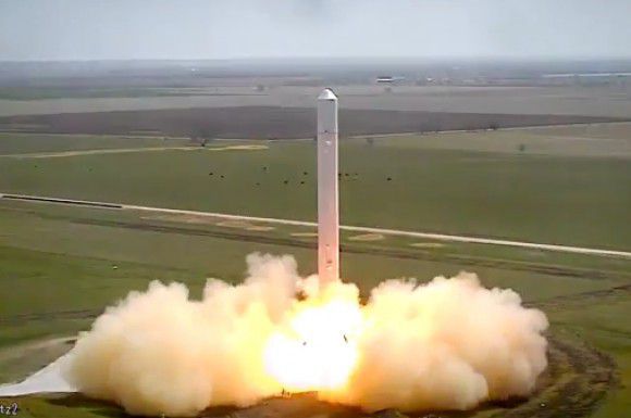 SpaceX проводить для своєї нової ракети "випробування на прив'язі". Компанія SpaceX , що працює над створенням ракети , яку можна повторно використовувати багато разів , недавно піддала перший ступінь ракети Falcon 9 (її називають Falcon 9 багаторазового використання , або F9R )