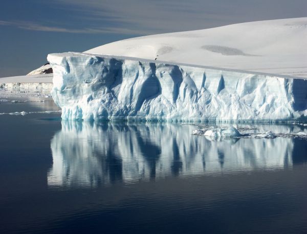 Нашій планеті від Арктики загрожує глобальне похолодання, а не всесвітнє потепління. За період прохолодного арктичного літа майже 1 млн кв. миль океану покрив рівний шар нового льоду. 