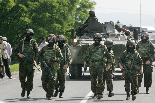 Як «зелених чоловічків» навчають виконувати особливі завдання в Україні.. У Росії готують спеціальних людей , які в Україні грають ролі сепаратистів , диверсантів , самооборонців .
